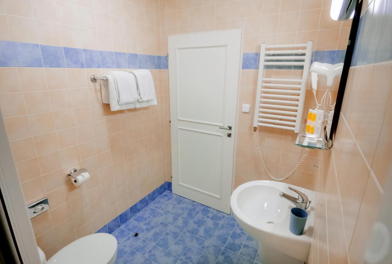 One-Bedroom Apartment,1384833188:JPEG